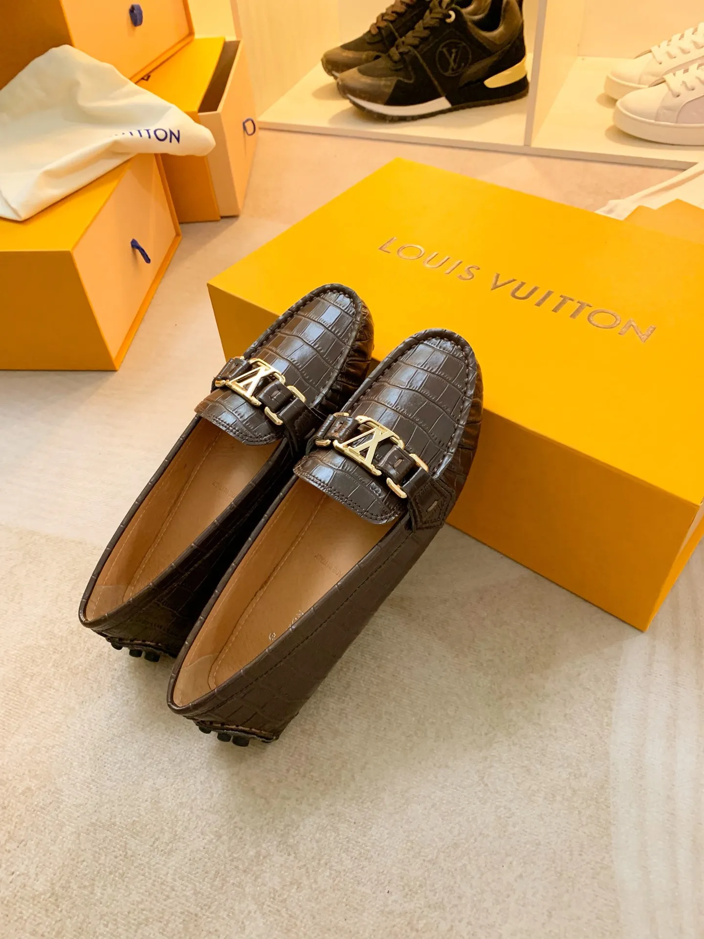 p460💰Couple model❤️🇫🇷 𝙇𝙤𝙪𝙞𝙨 𝙑𝙪𝙞𝙩𝙩𝙤𝙣 🇫🇷Louis Vuitton 2023 Classic𝓛𝓿 𝓣𝓻𝓪𝓲𝓷𝓮𝓻 Sports Series ➪➪➪¯ [Arizona Doudou Shoes Series] ▪️▪️▪️Arizona slip-on shoes are made of Monogram Eclipse canvas. Its hand-painted and dyed edges and hand-sewn uppers fully demonstrate Louis Vuitton's traditional shoemaking craftsmanship. This slip-on shoe is very lightweight. The integrated tongue and upper make it particularly comfortable and flexible. The soft outsole is equipped with rubber padding. Decorated with matching sash. Detailed features: ☑️Monogram Eclipse canvas ☑️Black Eclipse pattern ☑️Hand-painted shoe edges ☑️Hand-sewn uppers (each pair takes time to process) ☑️Integrated tongue and upper construction ☑️Outsole equipped with rubber lining ☑️size: 35_46